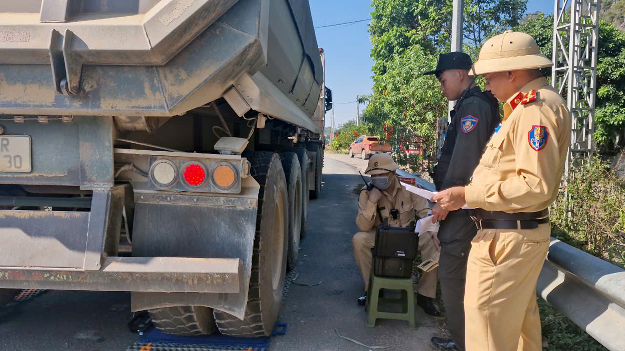 Lạng Sơn: Chấn chỉnh xe chở vật liệu, ngăn tai nạn tr&ecirc;n quốc lộ- Ảnh 1.