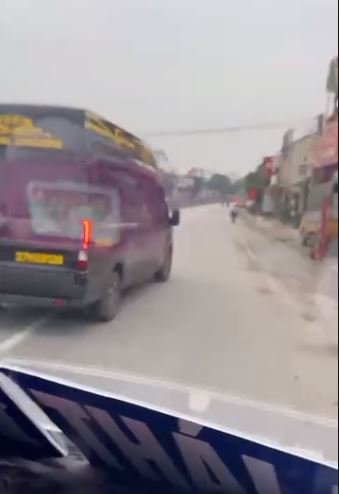 CSGT mời hai t&agrave;i xế trong video xe kh&aacute;ch ch&egrave;n &eacute;p nhau tr&ecirc;n QL1 l&ecirc;n l&agrave;m việc- Ảnh 2.
