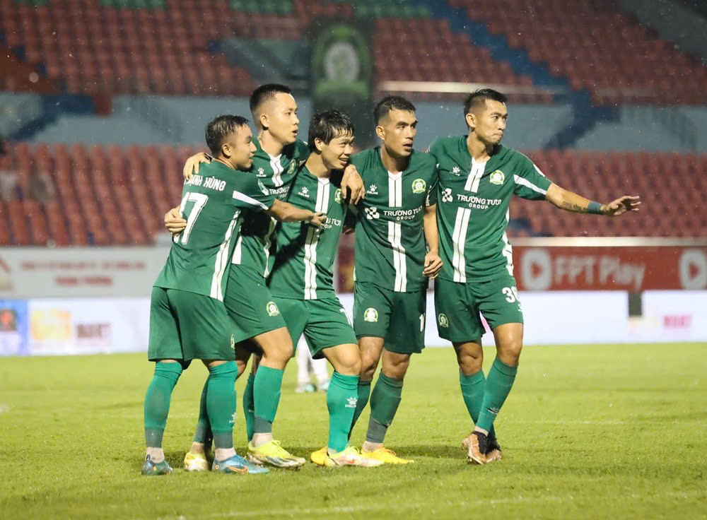 C&ocirc;ng Phượng gi&uacute;p đội b&oacute;ng hạng Nhất l&agrave;m được điều hiếm c&oacute;- Ảnh 1.