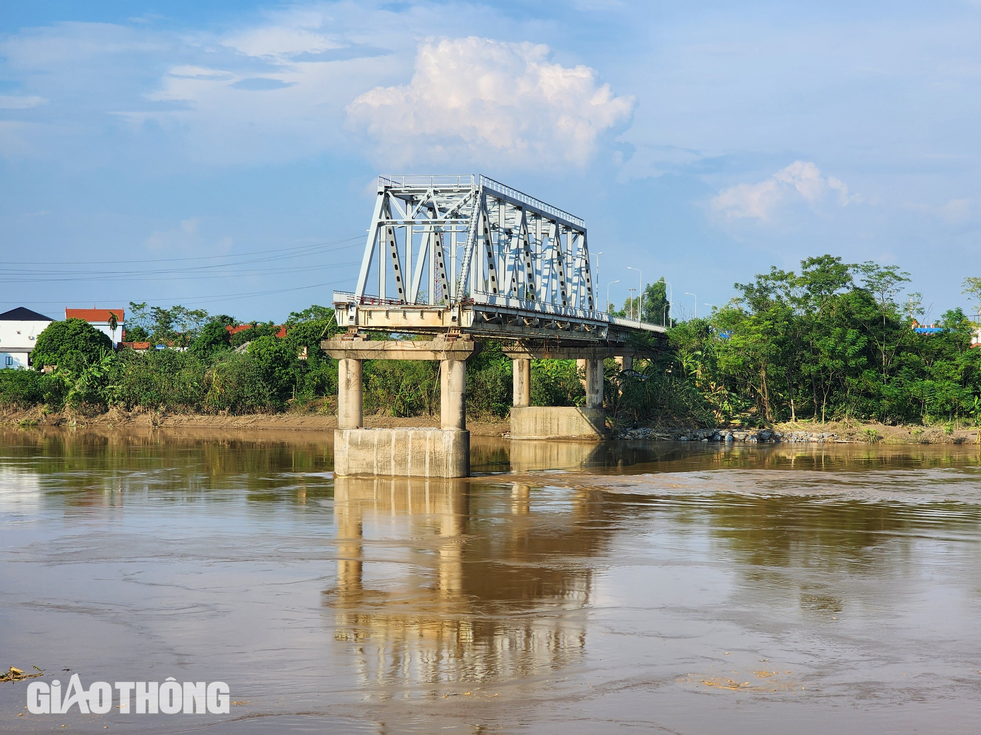 Trụ cầu Phong Ch&acirc;u lộ r&otilde; sau khi nước s&ocirc;ng Hồng r&uacute;t- Ảnh 2.