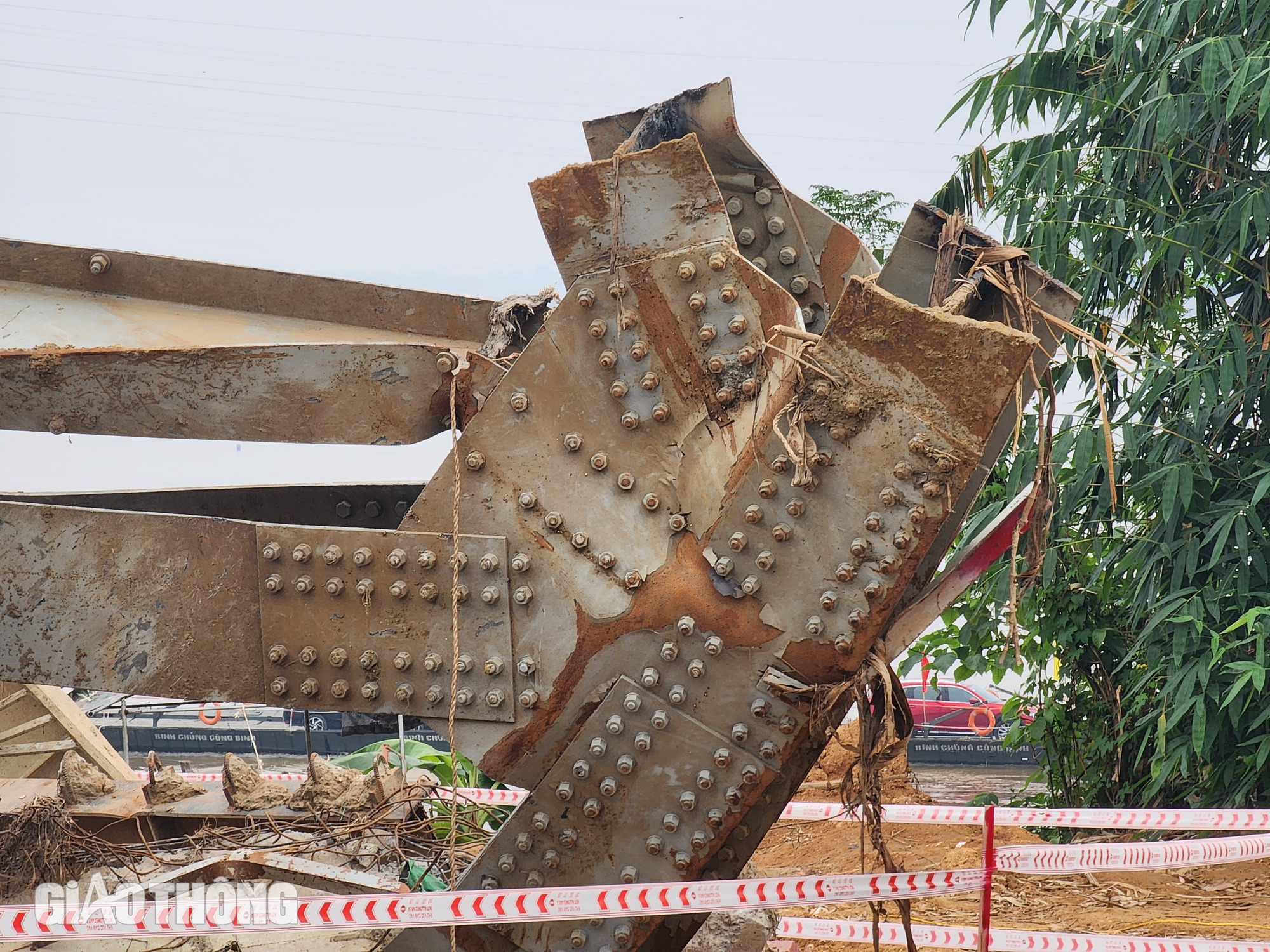 Trụ cầu Phong Ch&acirc;u lộ r&otilde; sau khi nước s&ocirc;ng Hồng r&uacute;t- Ảnh 7.