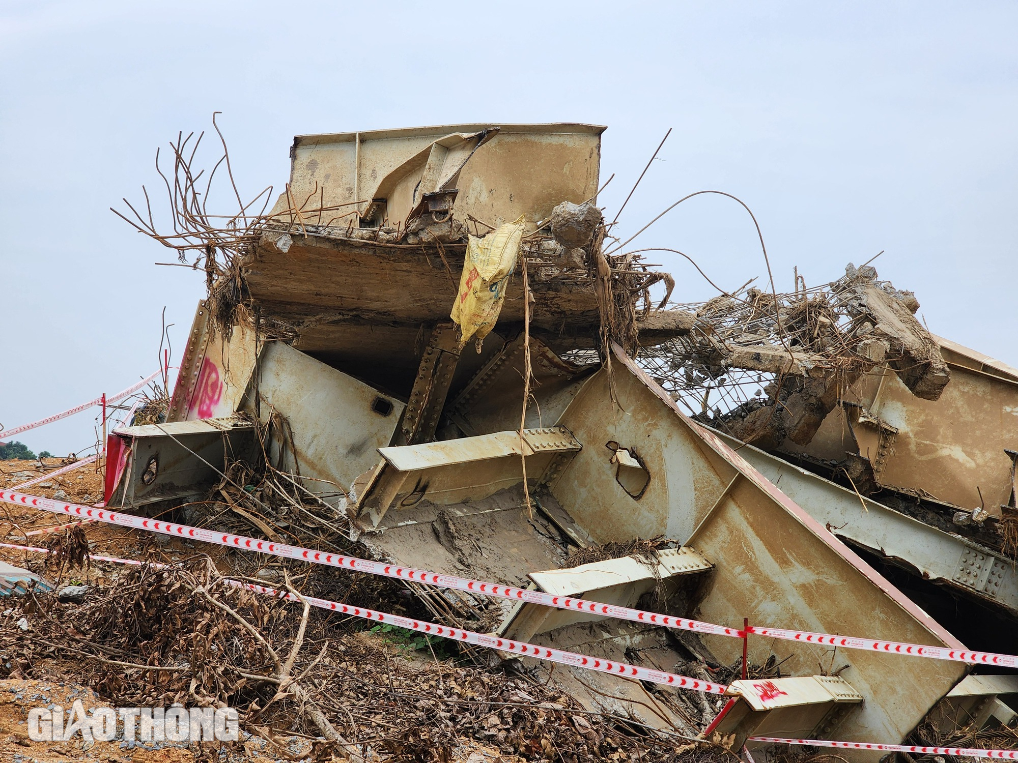 Trụ cầu Phong Ch&acirc;u lộ r&otilde; sau khi nước s&ocirc;ng Hồng r&uacute;t- Ảnh 11.