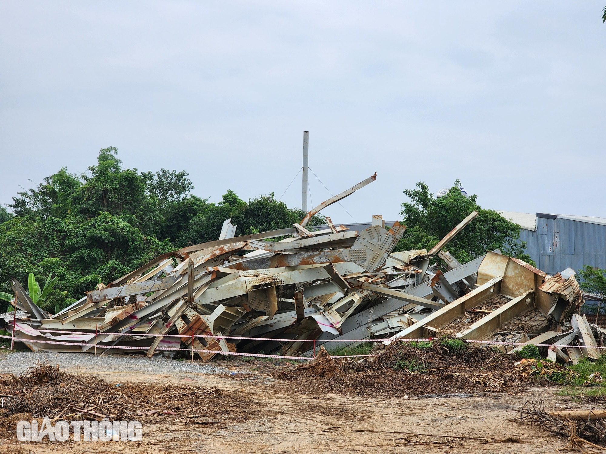 Trụ cầu Phong Ch&acirc;u lộ r&otilde; sau khi nước s&ocirc;ng Hồng r&uacute;t- Ảnh 5.