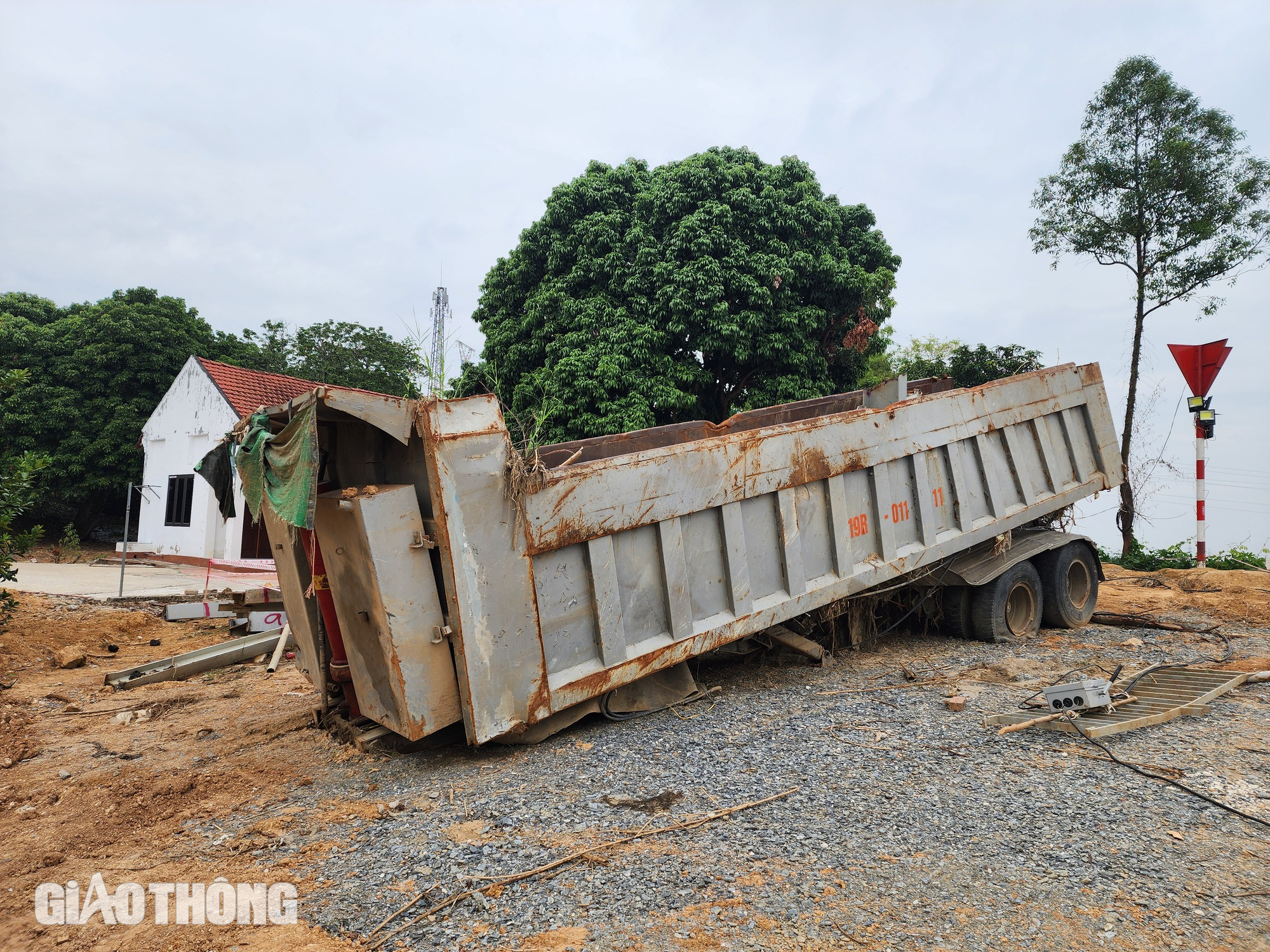 Trụ cầu Phong Ch&acirc;u lộ r&otilde; sau khi nước s&ocirc;ng Hồng r&uacute;t- Ảnh 14.