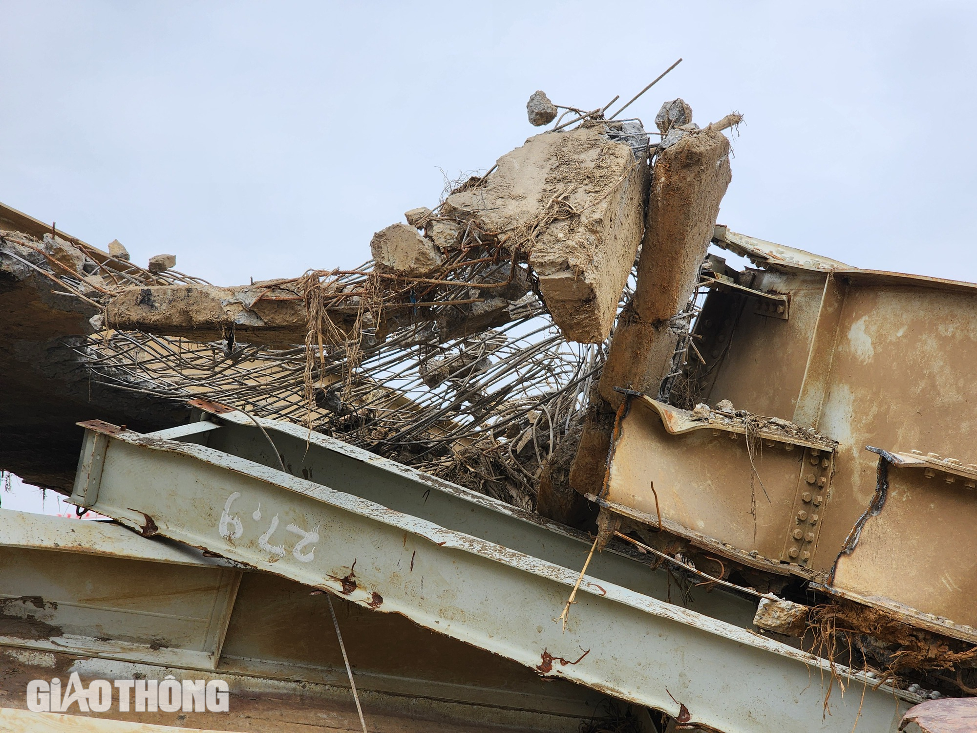 Trụ cầu Phong Ch&acirc;u lộ r&otilde; sau khi nước s&ocirc;ng Hồng r&uacute;t- Ảnh 8.