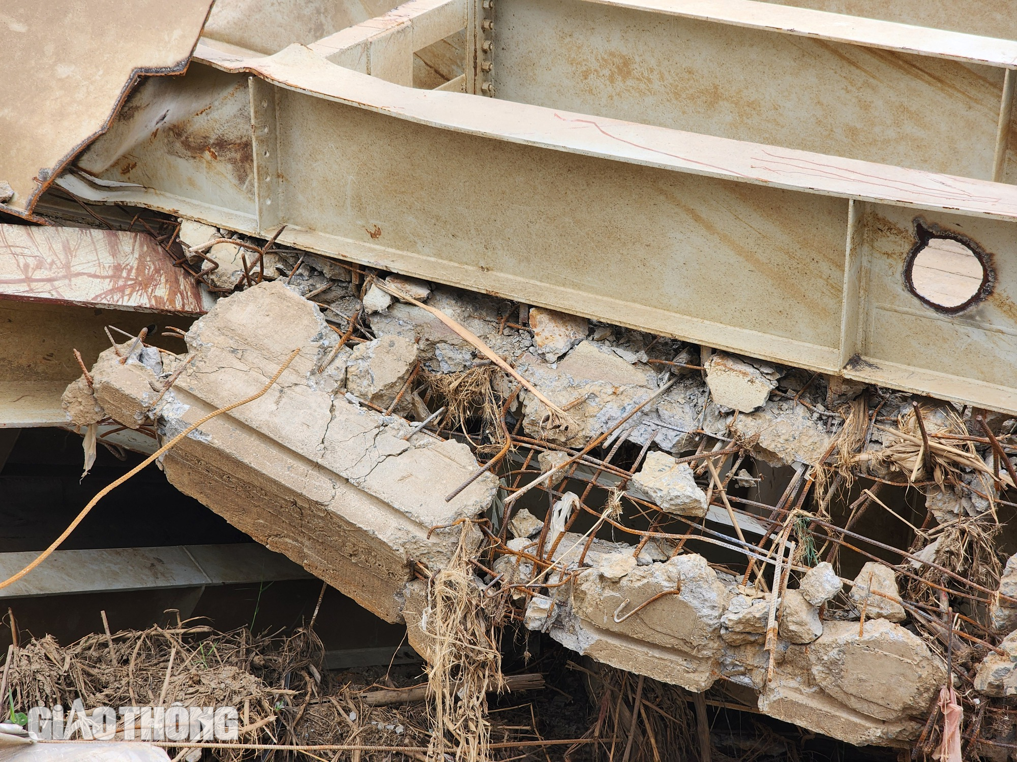 Trụ cầu Phong Ch&acirc;u lộ r&otilde; sau khi nước s&ocirc;ng Hồng r&uacute;t- Ảnh 10.