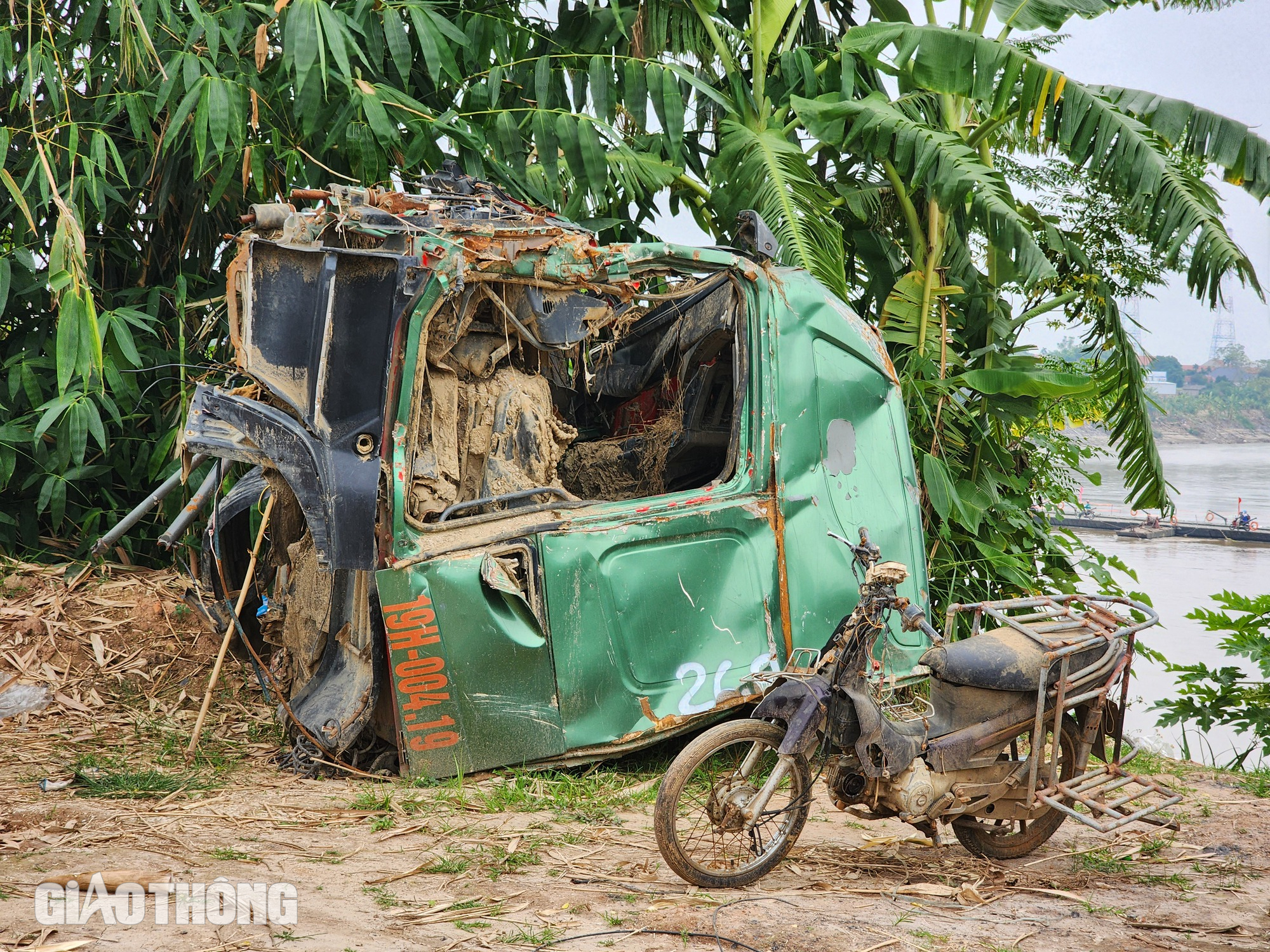 Trụ cầu Phong Ch&acirc;u lộ r&otilde; sau khi nước s&ocirc;ng Hồng r&uacute;t- Ảnh 13.