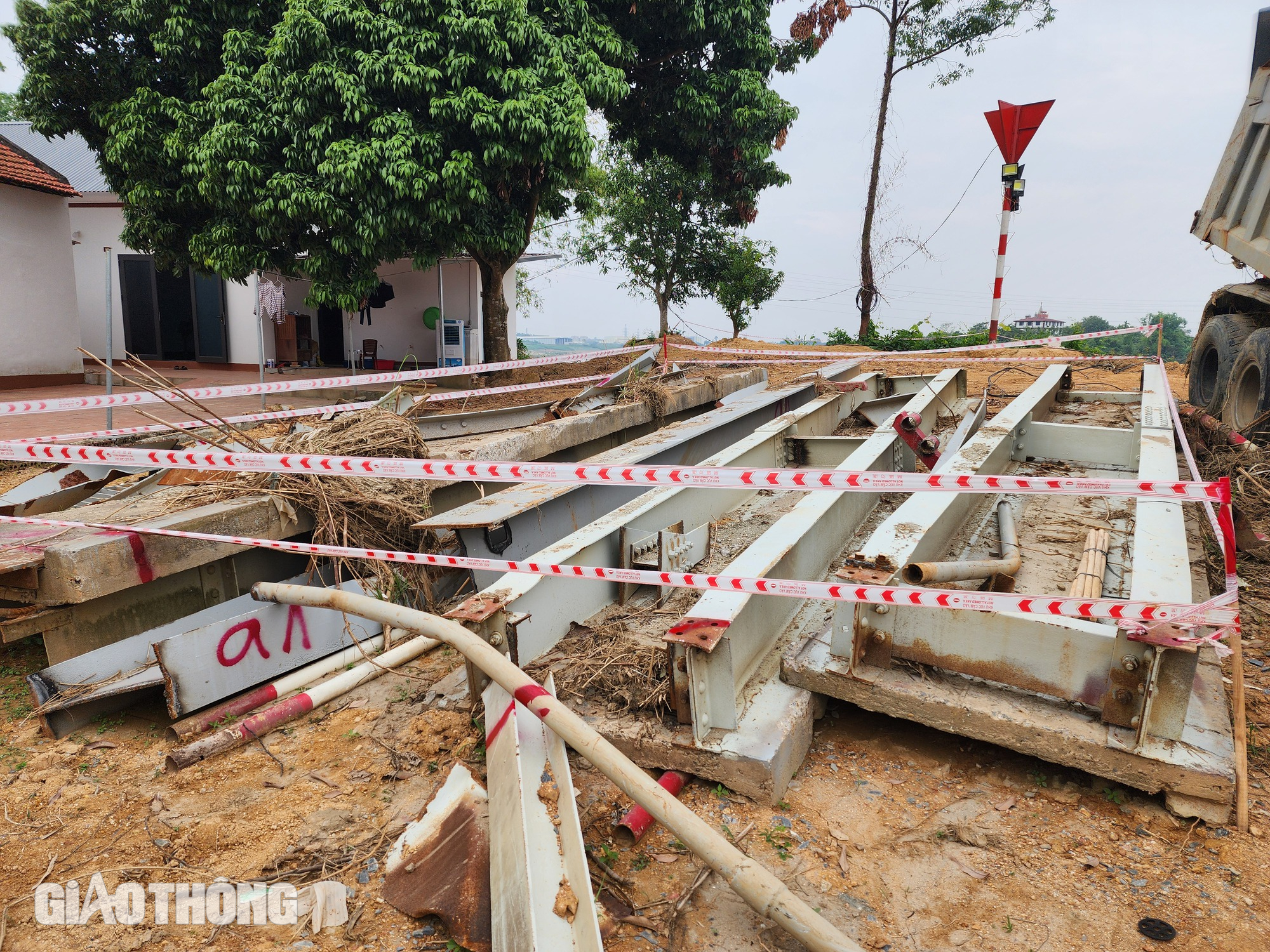 Trụ cầu Phong Ch&acirc;u lộ r&otilde; sau khi nước s&ocirc;ng Hồng r&uacute;t- Ảnh 6.