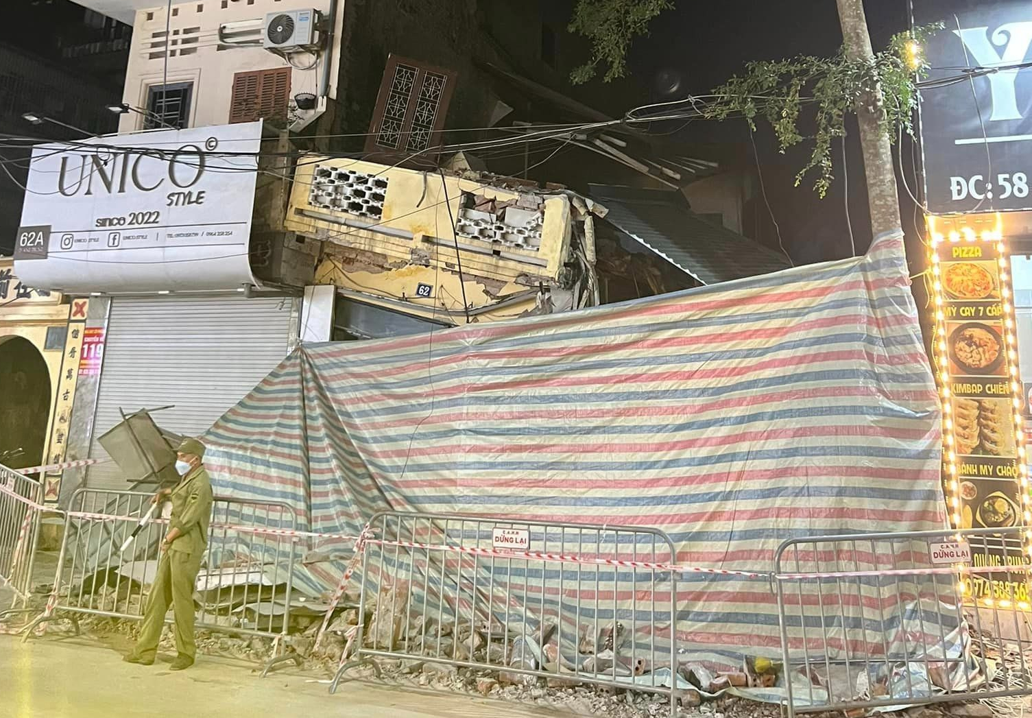 Nh&agrave; 3 tầng ở H&agrave; Nội đổ sập do h&agrave;ng x&oacute;m đ&agrave;o m&oacute;ng- Ảnh 1.