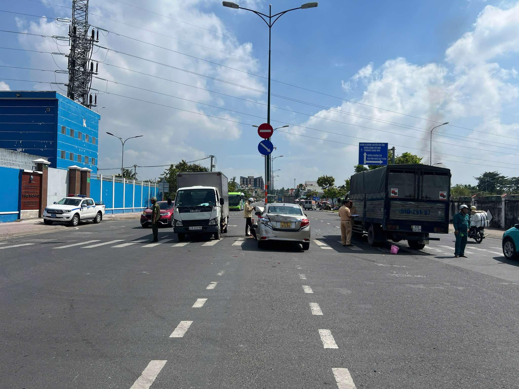 &Ocirc; t&ocirc; c&ocirc;ng nghệ chờ quay đầu bị hai xe tải t&ocirc;ng li&ecirc;n tiếp- Ảnh 2.