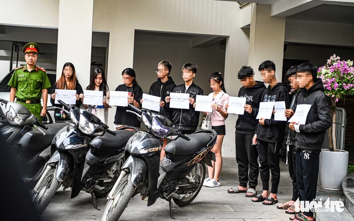 Nỗi &acirc;n hận của người mẹ trong vụ đo&agrave;n đua t&ocirc;ng chết c&ocirc; g&aacute;i dừng chờ đ&egrave;n đỏ