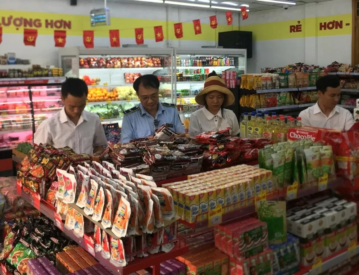 Quản l&yacute; thị trường Nghệ An ra qu&acirc;n chống bu&ocirc;n lậu, h&agrave;ng giả dịp tết Nguy&ecirc;n đ&aacute;n 2025- Ảnh 1.