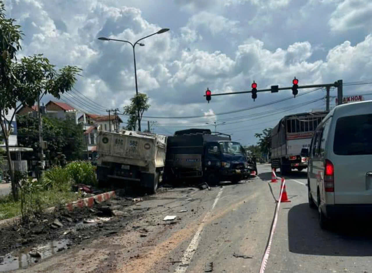 Xe ben t&ocirc;ng h&agrave;ng loạt xe chờ đ&egrave;n đỏ, một người chết- Ảnh 1.