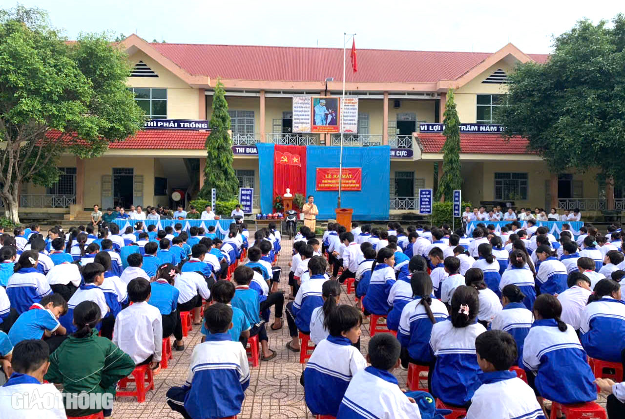 Đắk Lắk: Nhà trường, phụ huynh và học sinh ký cam kết chấp hành nghiêm pháp luật ATGT- Ảnh 1. Đắk Lắk: Nhà trường, phụ huynh và học sinh ký cam kết chấp hành nghiêm pháp luật ATGT- Ảnh 1.