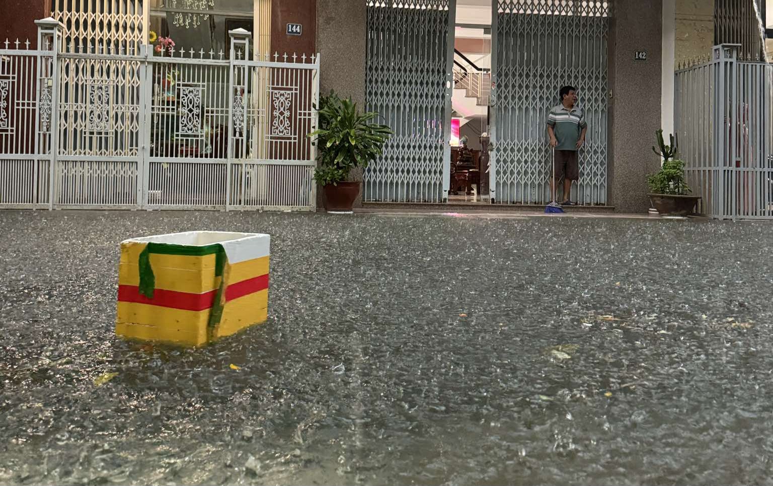 Đường phố Đ&agrave; Nẵng th&agrave;nh s&ocirc;ng sau mưa lớn, &ocirc; t&ocirc; chết m&aacute;y nằm la liệt- Ảnh 10.