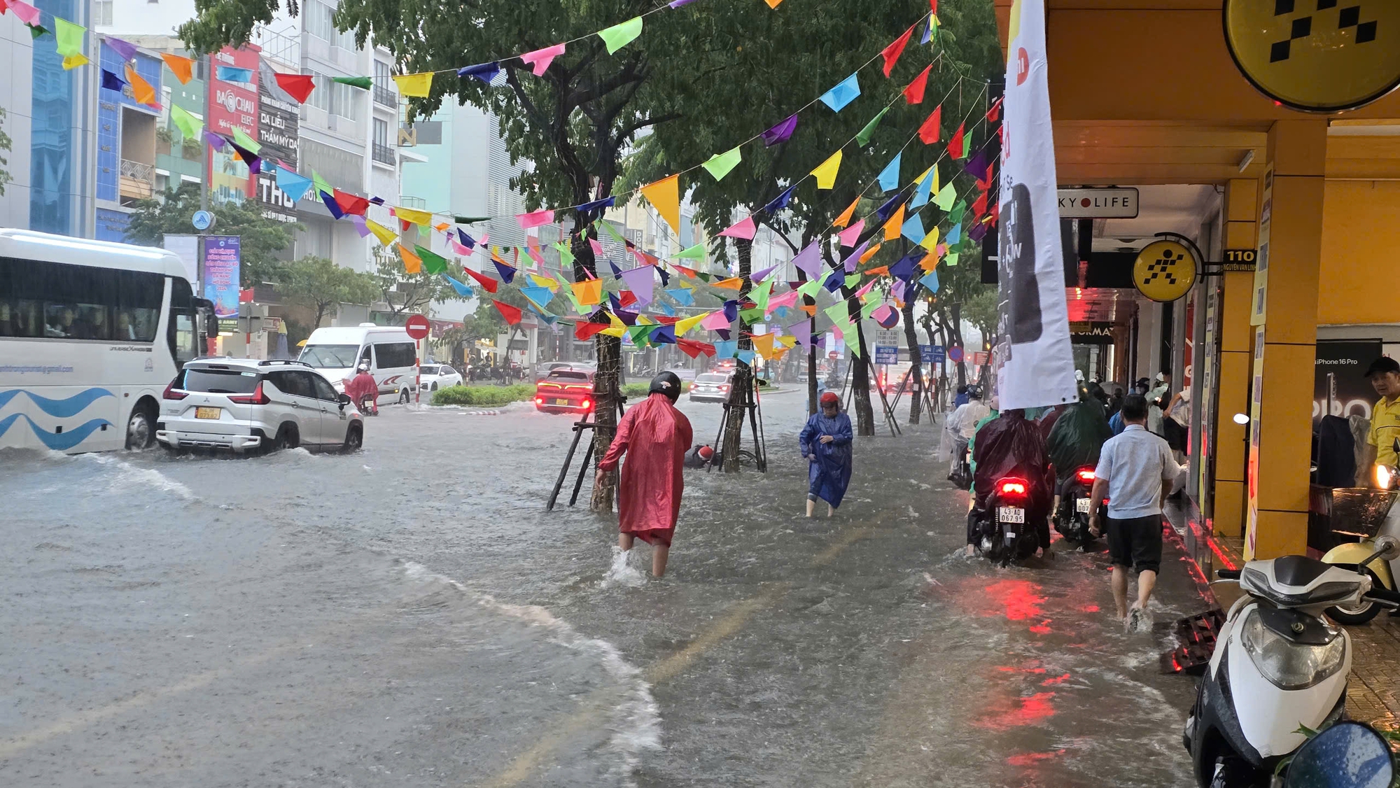 Đường phố Đ&agrave; Nẵng th&agrave;nh s&ocirc;ng sau mưa lớn, &ocirc; t&ocirc; chết m&aacute;y nằm la liệt- Ảnh 2.