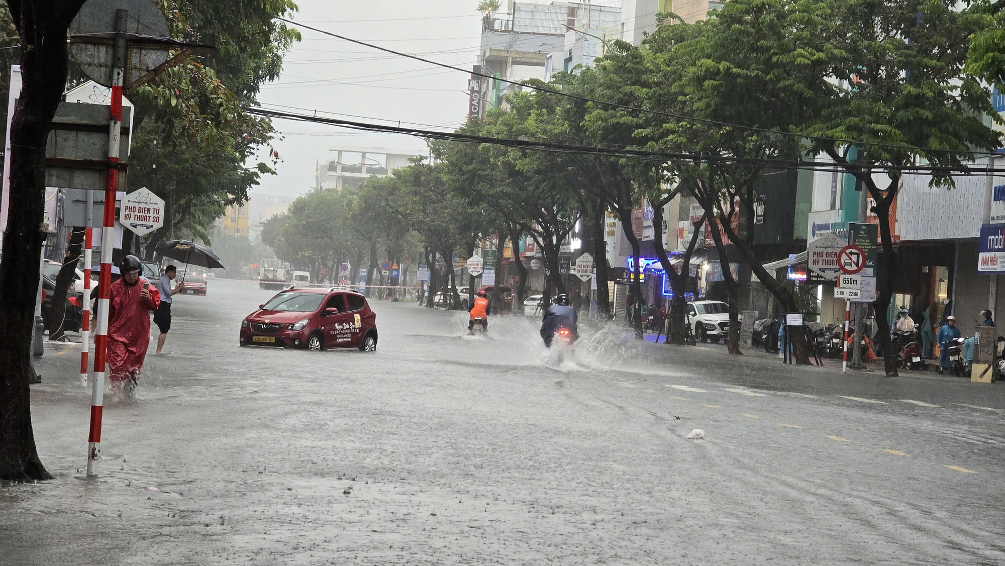 Đường phố Đ&agrave; Nẵng th&agrave;nh s&ocirc;ng sau mưa lớn, &ocirc; t&ocirc; chết m&aacute;y nằm la liệt- Ảnh 1.
