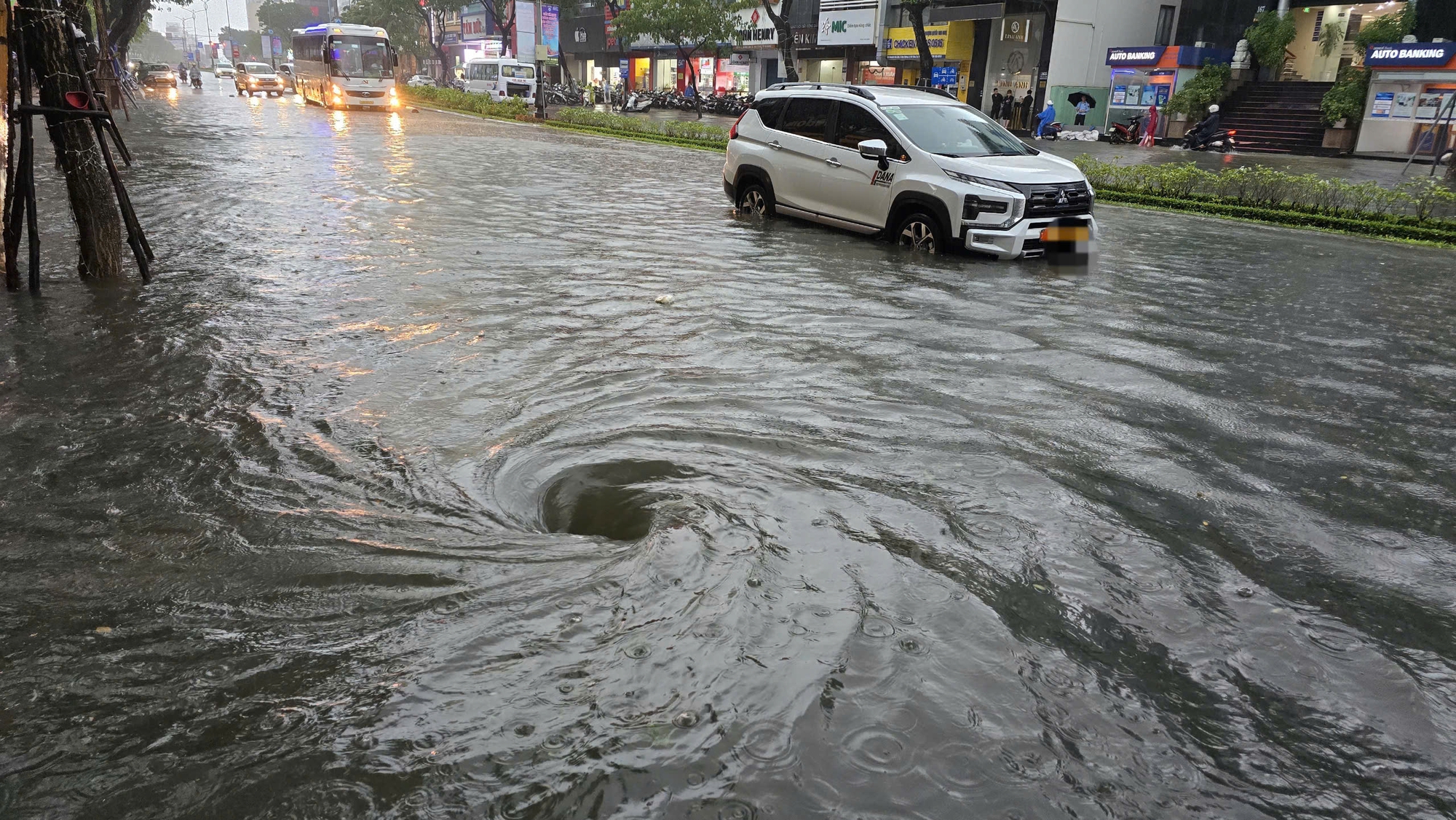 Đường phố Đ&agrave; Nẵng th&agrave;nh s&ocirc;ng sau mưa lớn, &ocirc; t&ocirc; chết m&aacute;y nằm la liệt- Ảnh 4.