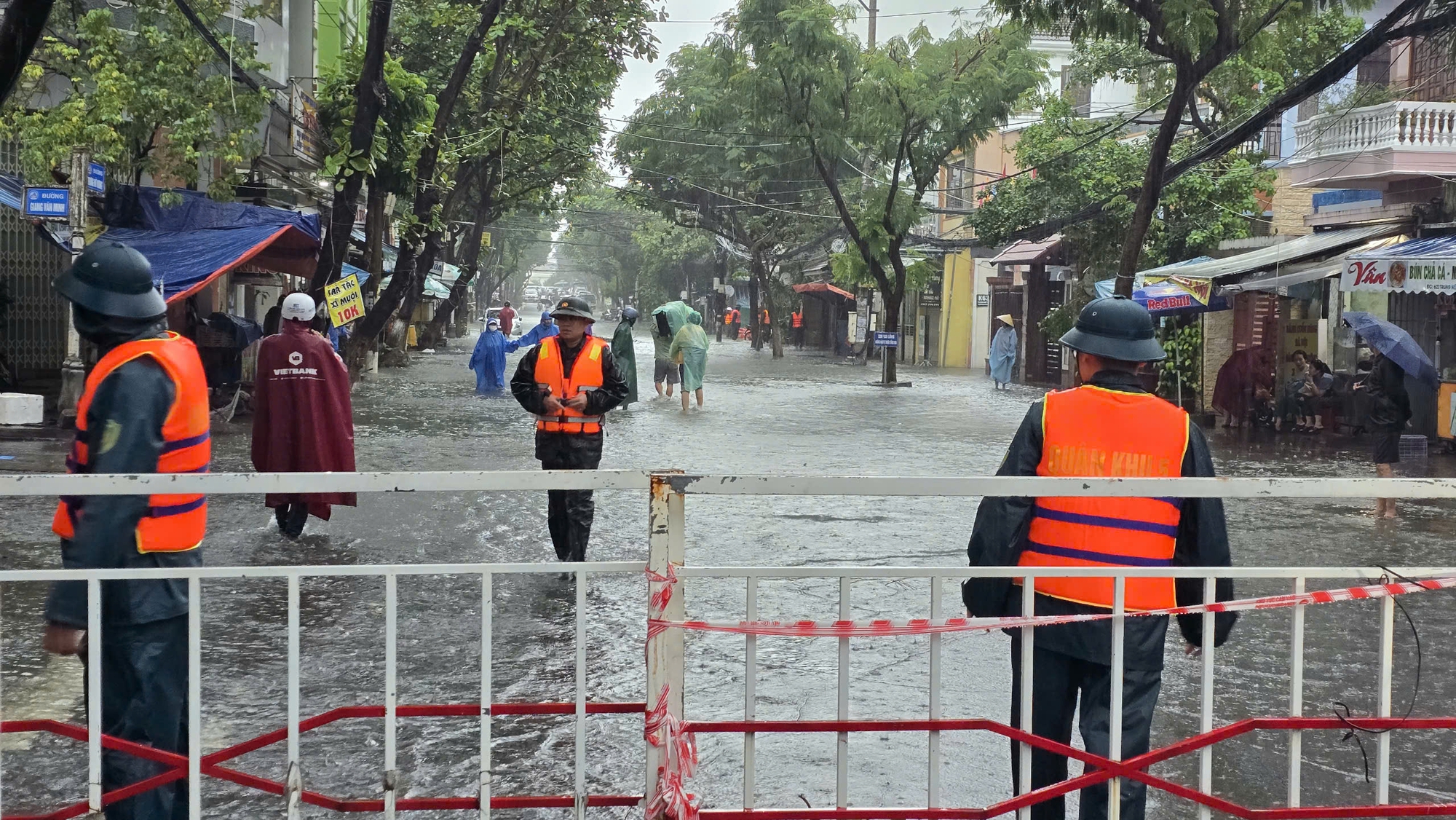 Đường phố Đ&agrave; Nẵng th&agrave;nh s&ocirc;ng sau mưa lớn, &ocirc; t&ocirc; chết m&aacute;y nằm la liệt- Ảnh 8.