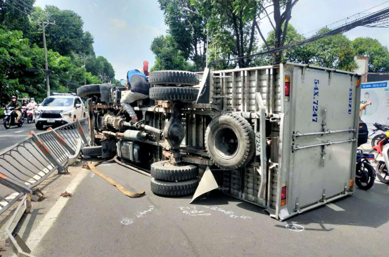 Hiện trường vụ lật xe tải trên đường Quang Trung, quận Gò Vấp. Hiện trường vụ lật xe tải trên đường Quang Trung, quận Gò Vấp.