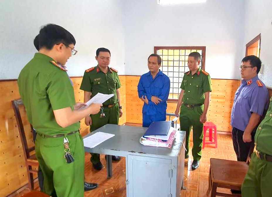Bắt người đ&agrave;n &ocirc;ng đập k&iacute;nh &ocirc; t&ocirc; trộm hơn nửa tỷ đồng- Ảnh 1.