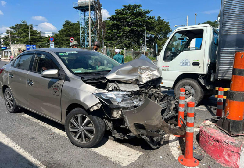 Đầu xe công nghệ bị vỡ nát, méo mó sau vụ tai nạn liên hoàn. Đầu xe công nghệ bị vỡ nát, méo mó sau vụ tai nạn liên hoàn.