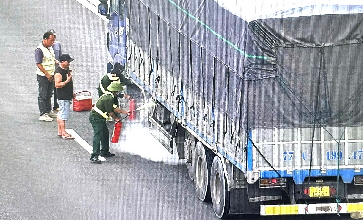 "Mắt thần" ph&aacute;t hiện nhiều trường hợp n&eacute;m đ&aacute; xuống cao tốc Cam L&acirc;m - Vĩnh Hảo- Ảnh 4.