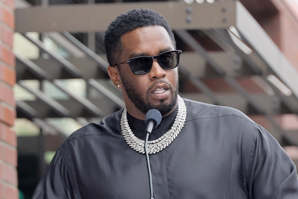 &Ocirc;ng tr&ugrave;m Diddy đ&oacute;n sinh nhật tuổi 55 tại "địa ngục trần gian"- Ảnh 1.