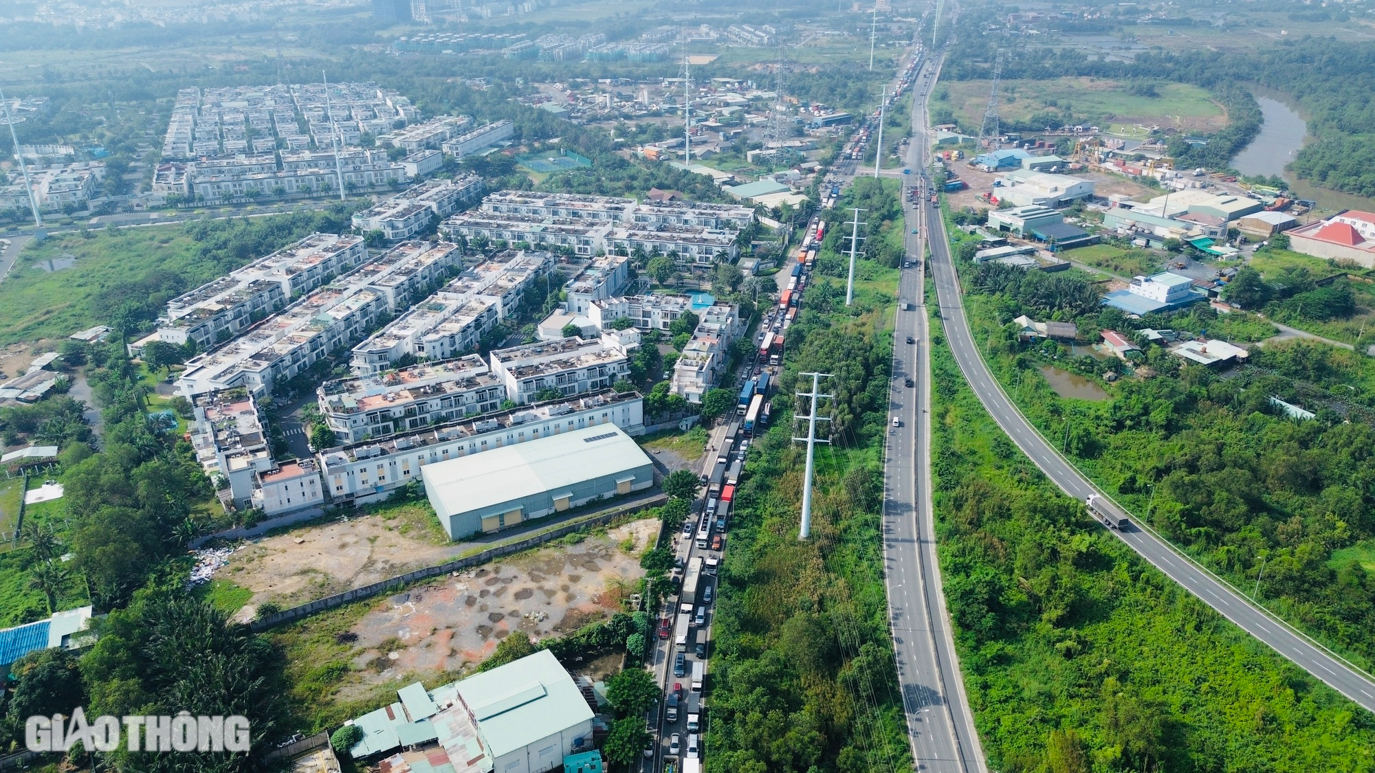 V&igrave; sao v&ograve;ng xoay Ph&uacute; Hữu kẹt cứng sau khi thu hẹp, lắp đặt đ&egrave;n giao th&ocirc;ng?- Ảnh 5.