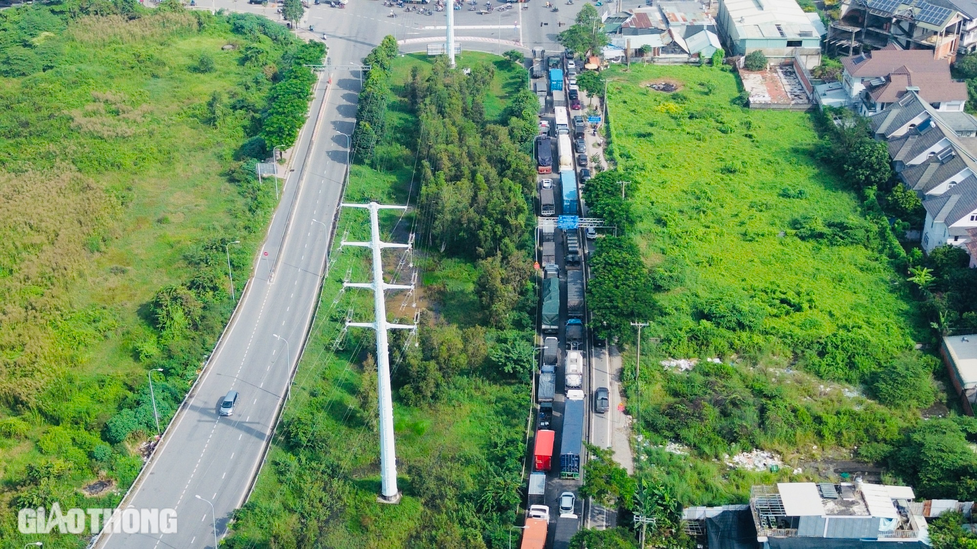 V&igrave; sao v&ograve;ng xoay Ph&uacute; Hữu kẹt cứng sau khi thu hẹp, lắp đặt đ&egrave;n giao th&ocirc;ng?- Ảnh 2.