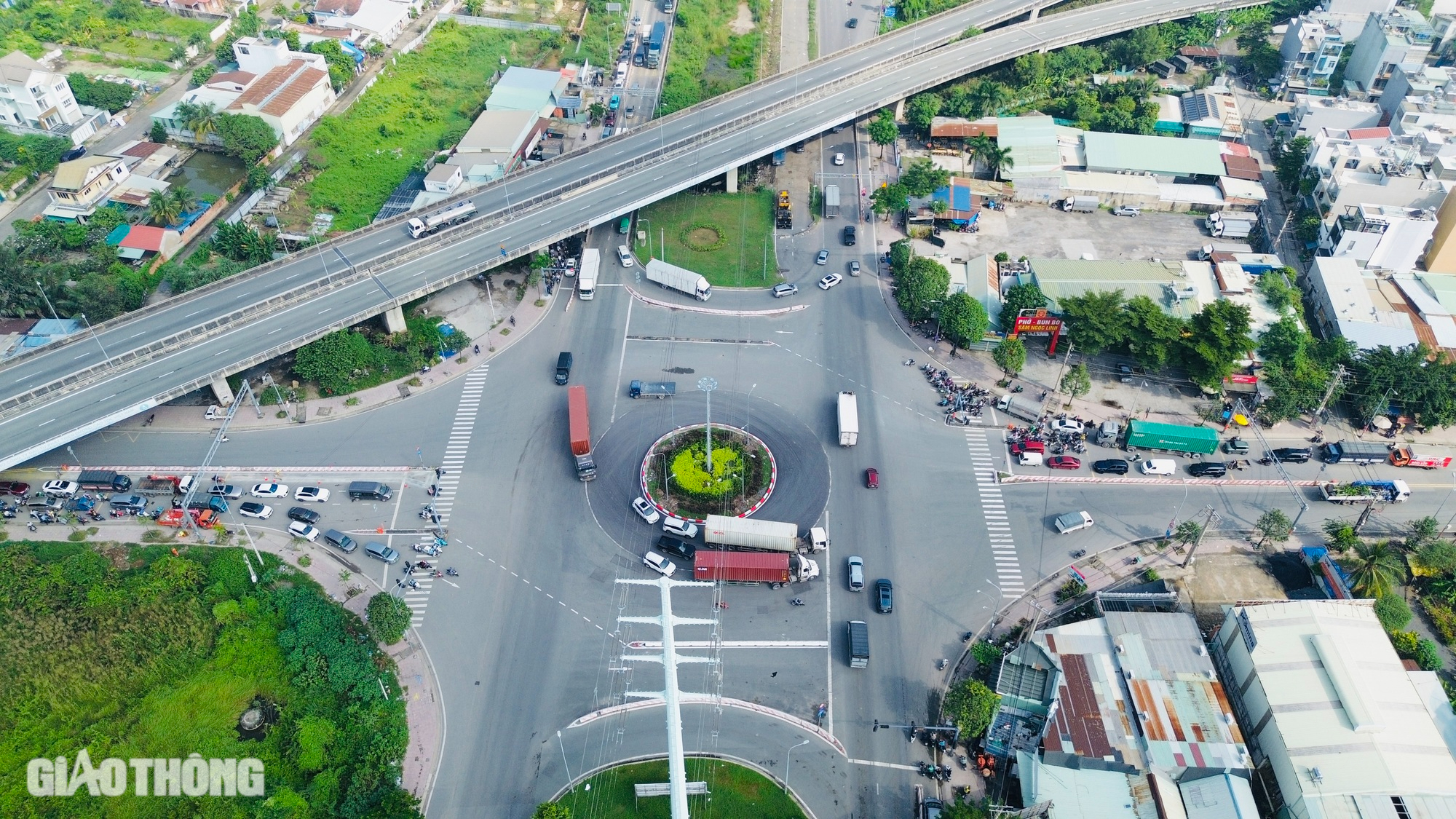 V&igrave; sao v&ograve;ng xoay Ph&uacute; Hữu kẹt cứng sau khi thu hẹp, lắp đặt đ&egrave;n giao th&ocirc;ng?- Ảnh 1.