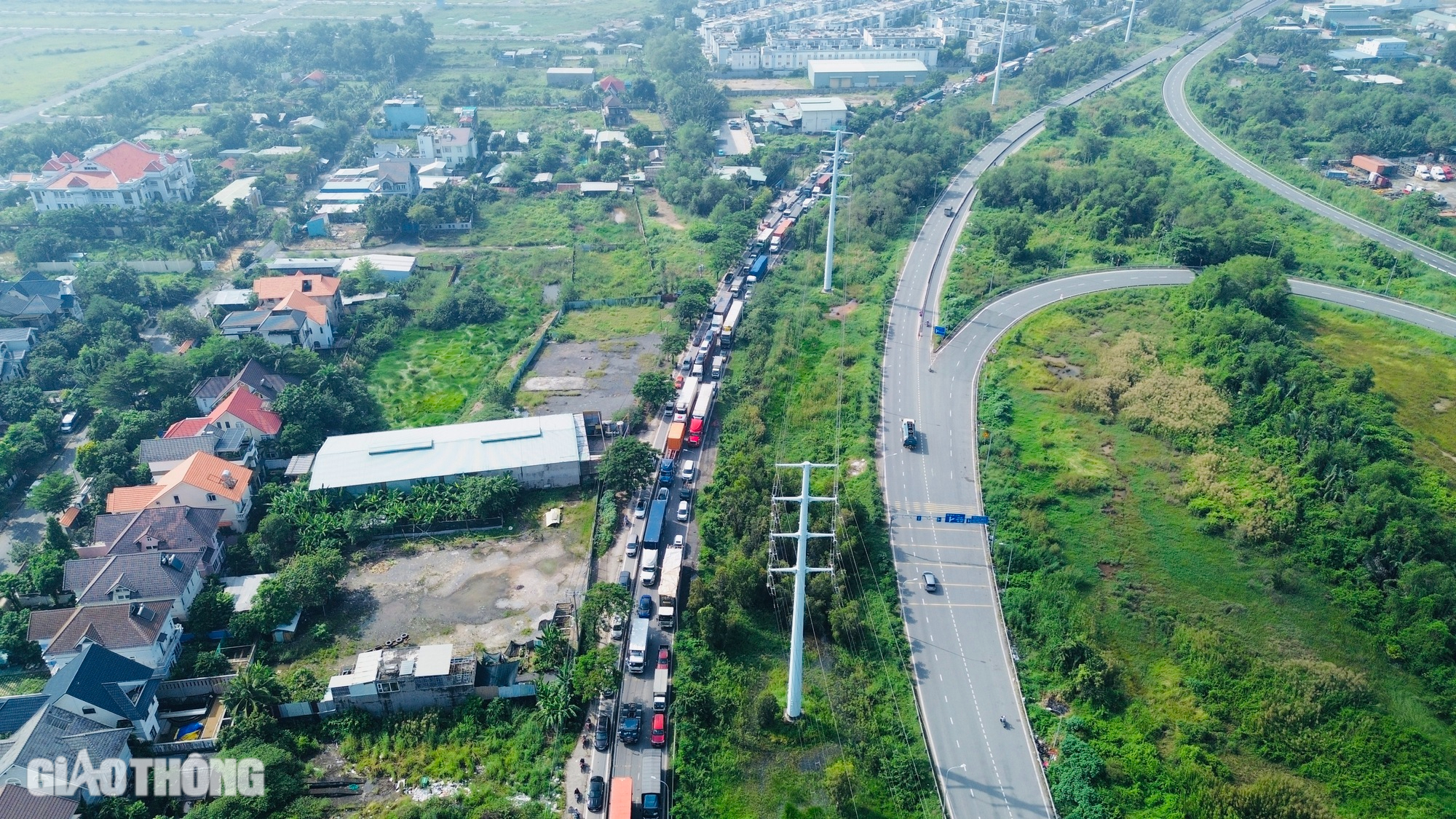 V&igrave; sao v&ograve;ng xoay Ph&uacute; Hữu kẹt cứng sau khi thu hẹp, lắp đặt đ&egrave;n giao th&ocirc;ng?- Ảnh 8.