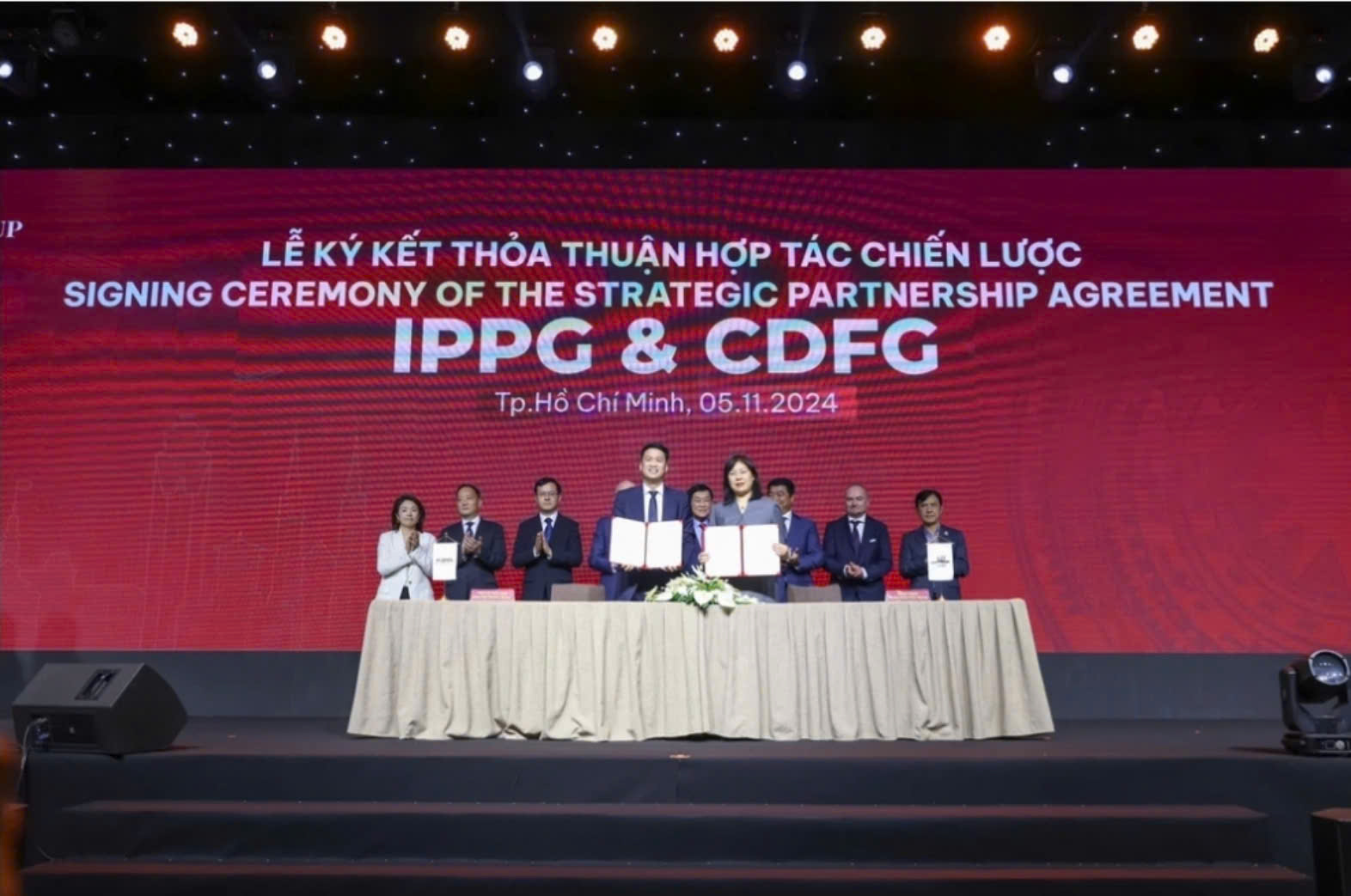 Ông Johnathan Hạnh Nguyễn "bắt tay" với Tập đoàn miễn thuế Trung Quốc- Ảnh 1. Ông Johnathan Hạnh Nguyễn "bắt tay" với Tập đoàn miễn thuế Trung Quốc- Ảnh 1.