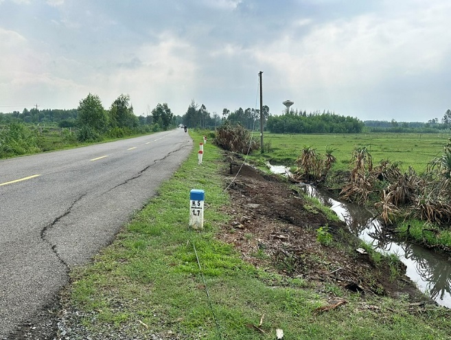 Tỉnh lộ ở Quảng Ng&atilde;i xuất hiện vết nứt bất thường k&eacute;o d&agrave;i 800m- Ảnh 1.