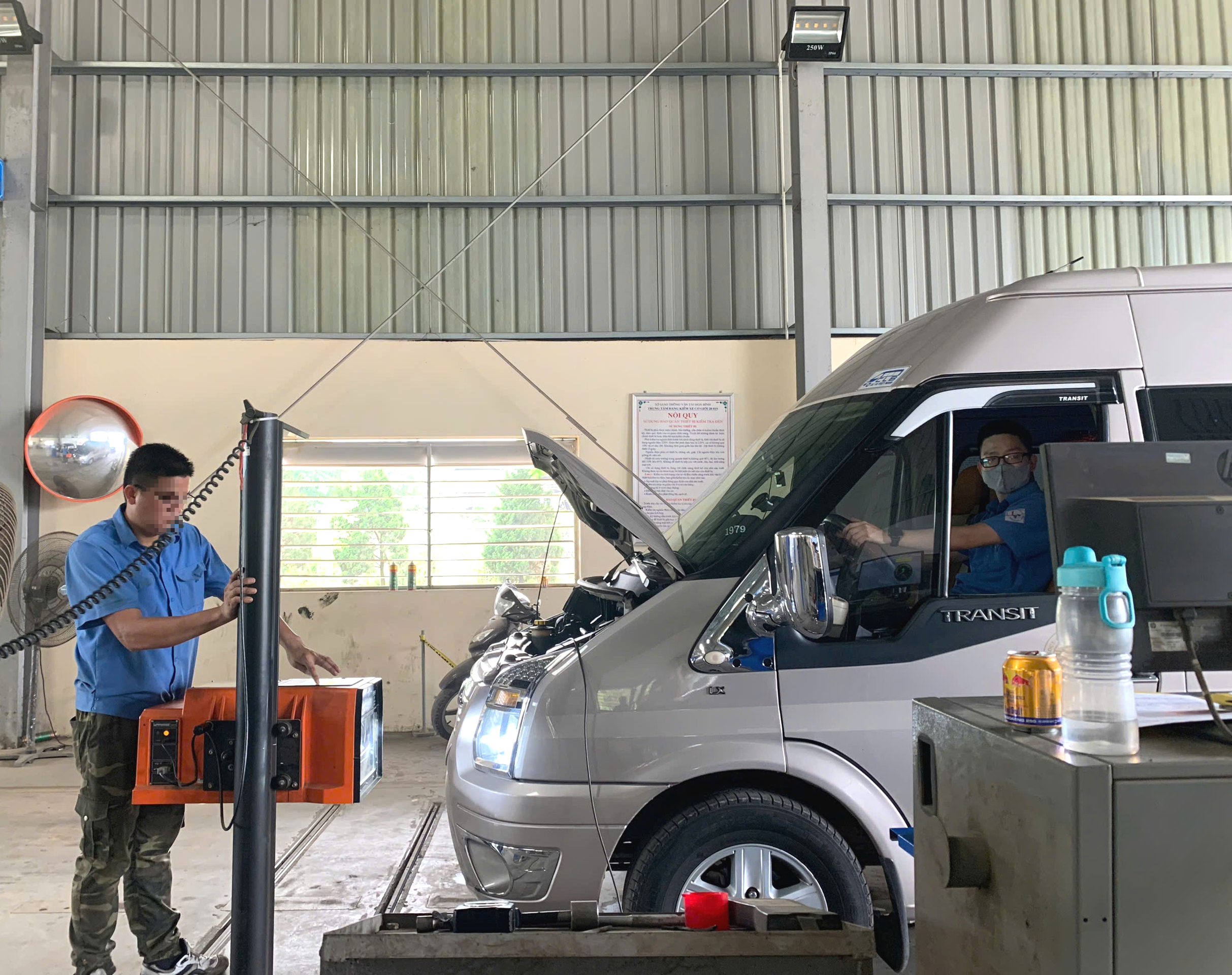 Trượt đăng kiểm v&igrave; m&agrave;u đ&egrave;n thay thế kh&ocirc;ng đ&uacute;ng quy định- Ảnh 1.