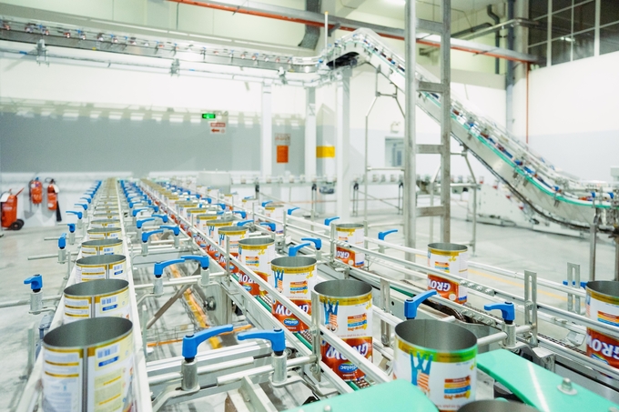 Hệ thống 14 nh&agrave; m&aacute;y đạt nhiều ti&ecirc;u chuẩn quốc tế v&agrave; thực h&agrave;nh sản xuất xanh gi&uacute;p Vinamilk đ&aacute;p ứng được ti&ecirc;u ch&iacute; ng&agrave;y c&agrave;ng cao của nhiều thị trường xuất khẩu.