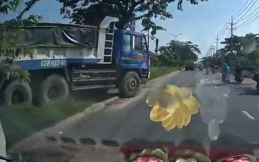 Bất chấp nguy hiểm, xe ben leo dải ph&acirc;n c&aacute;ch để chuyển l&agrave;n đường ở TP.HCM