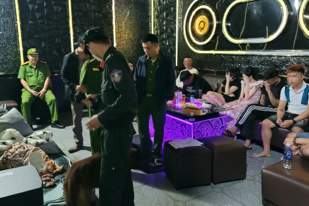 Nữ nh&acirc;n vi&ecirc;n qu&aacute;n karaoke tử vong v&igrave; uống bia pha ma t&uacute;y- Ảnh 1.