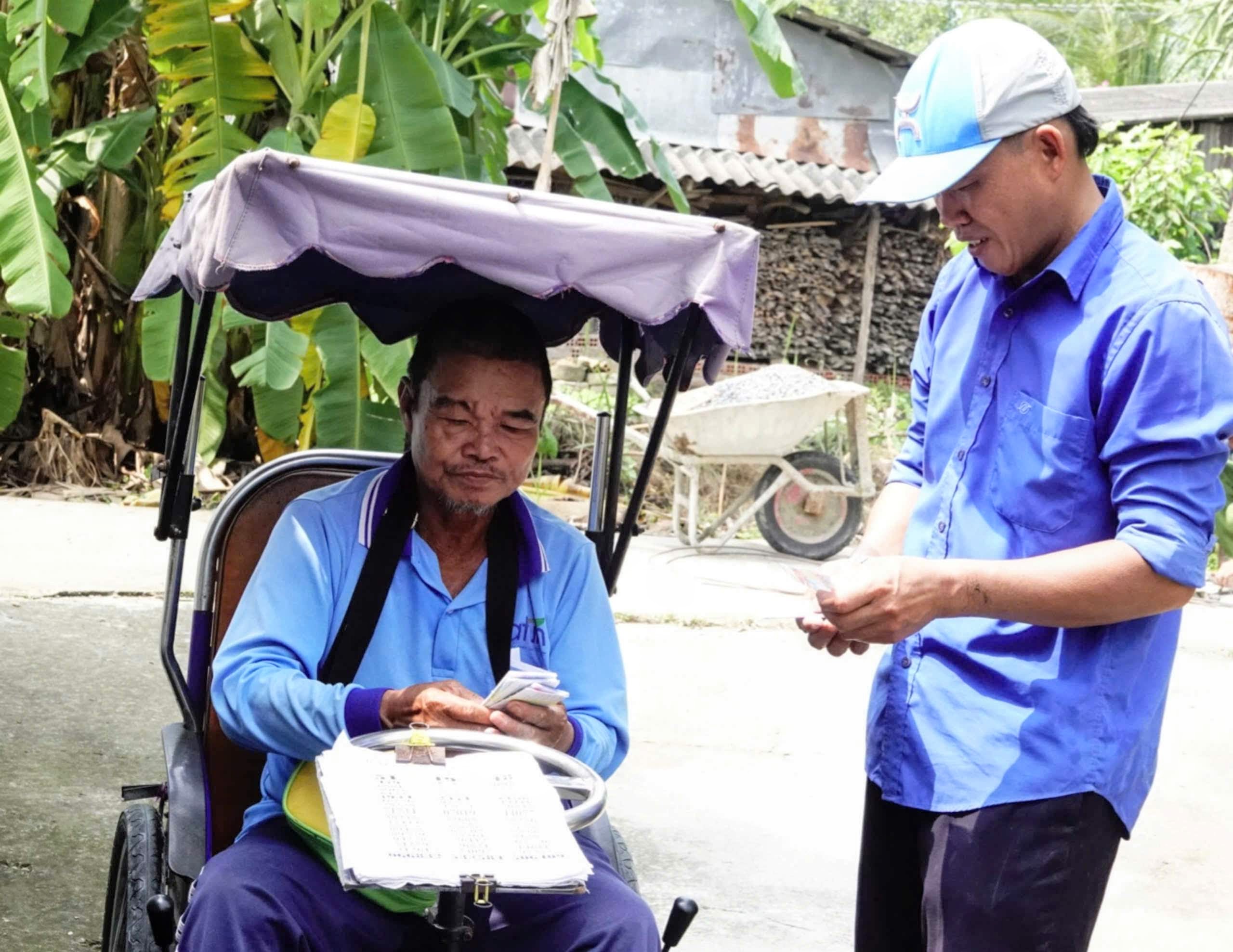 Long An: Thăm hỏi, tặng qu&agrave; 5 gia đ&igrave;nh c&oacute; người th&acirc;n do tai nạn giao th&ocirc;ng- Ảnh 2.