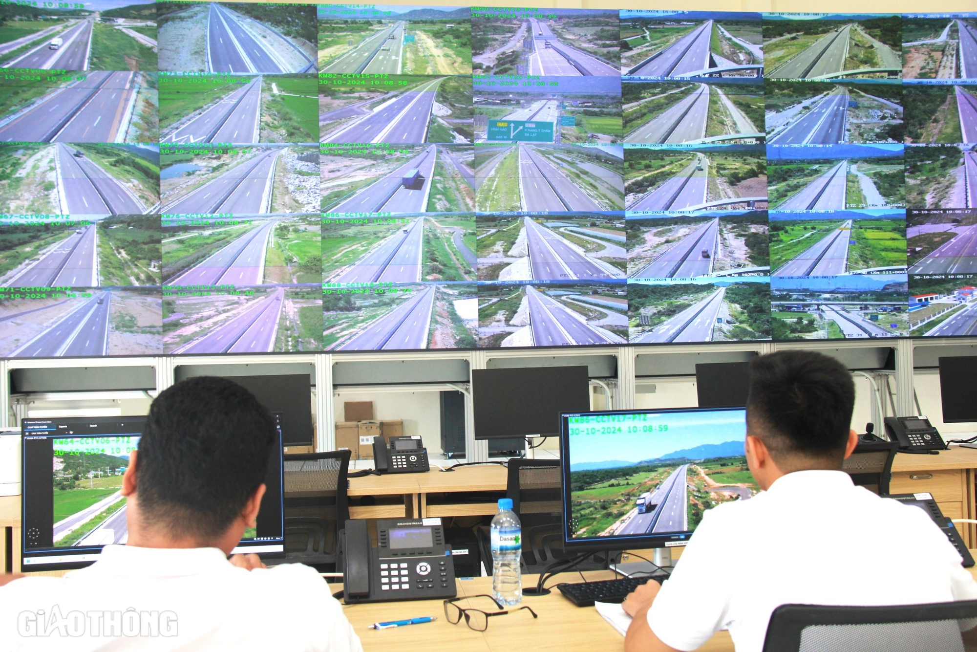 "Mắt thần" ph&aacute;t hiện nhiều trường hợp n&eacute;m đ&aacute; xuống cao tốc Cam L&acirc;m - Vĩnh Hảo- Ảnh 1.