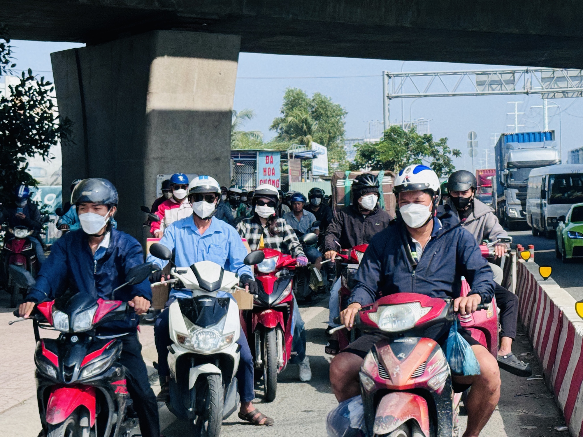 V&igrave; sao v&ograve;ng xoay Ph&uacute; Hữu kẹt cứng sau khi thu hẹp, lắp đặt đ&egrave;n giao th&ocirc;ng?- Ảnh 14.