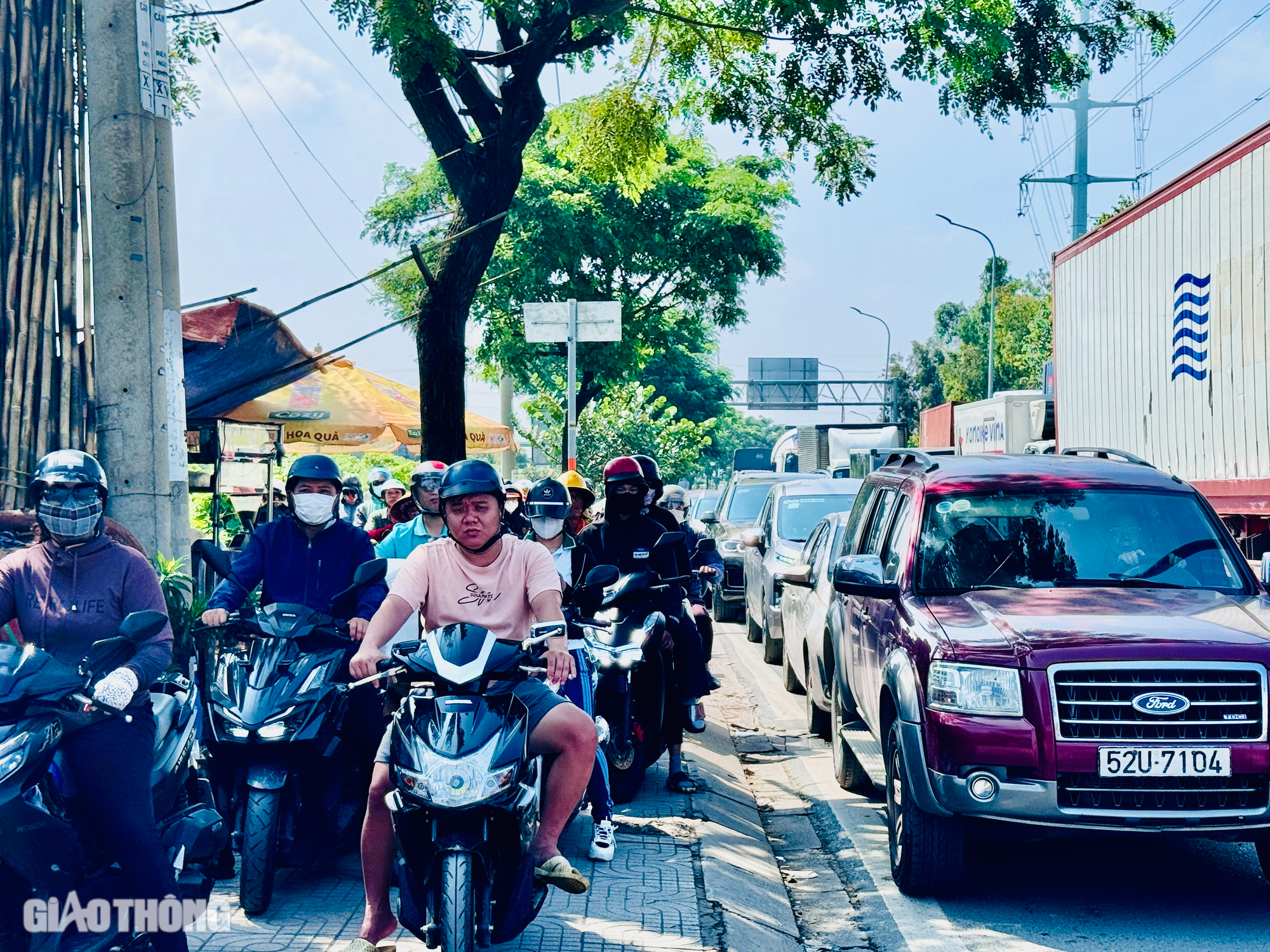 V&igrave; sao v&ograve;ng xoay Ph&uacute; Hữu kẹt cứng sau khi thu hẹp, lắp đặt đ&egrave;n giao th&ocirc;ng?- Ảnh 10.