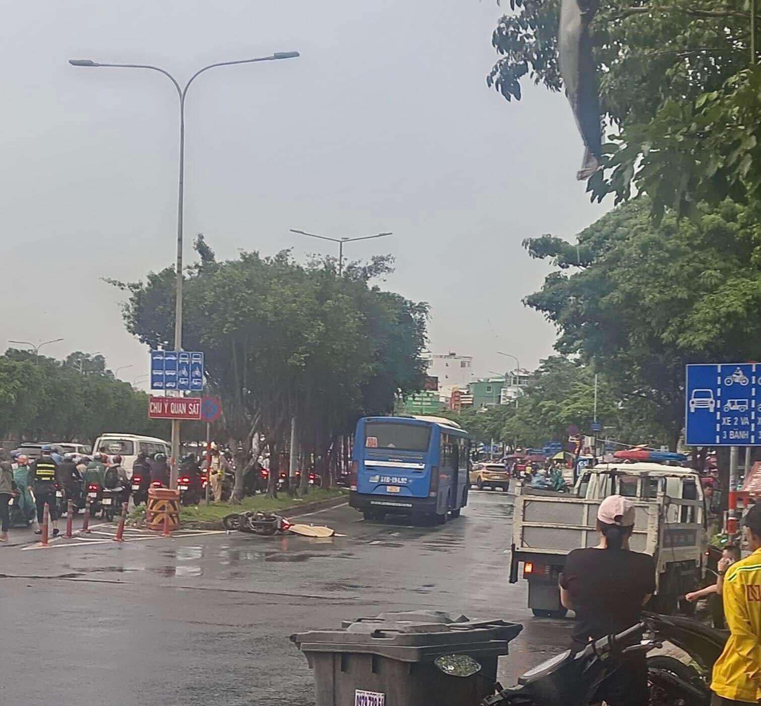 Va chạm với xe bu&yacute;t, người đ&agrave;n &ocirc;ng tử vong thương t&acirc;m- Ảnh 1.