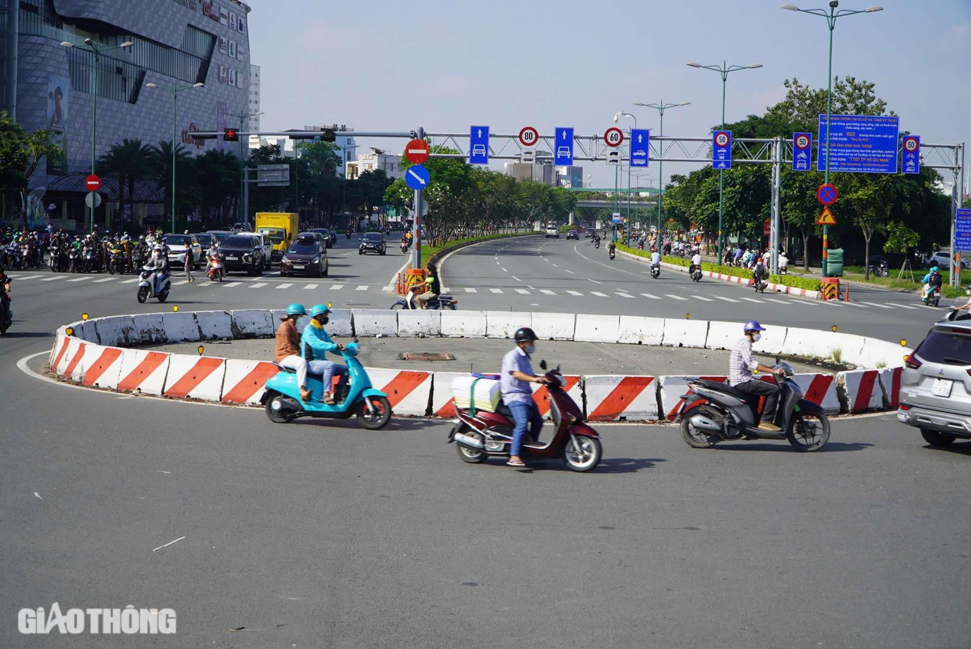 V&igrave; sao TP.HCM dỡ v&ograve;ng xuyến tr&ecirc;n đại lộ đẹp nhất nội đ&ocirc;?- Ảnh 2.