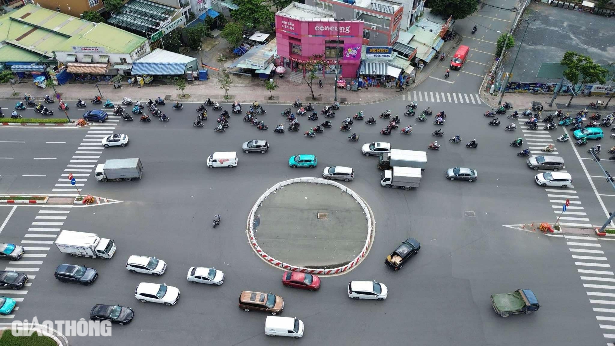 V&igrave; sao TP.HCM dỡ v&ograve;ng xuyến tr&ecirc;n đại lộ đẹp nhất nội đ&ocirc;?- Ảnh 1.