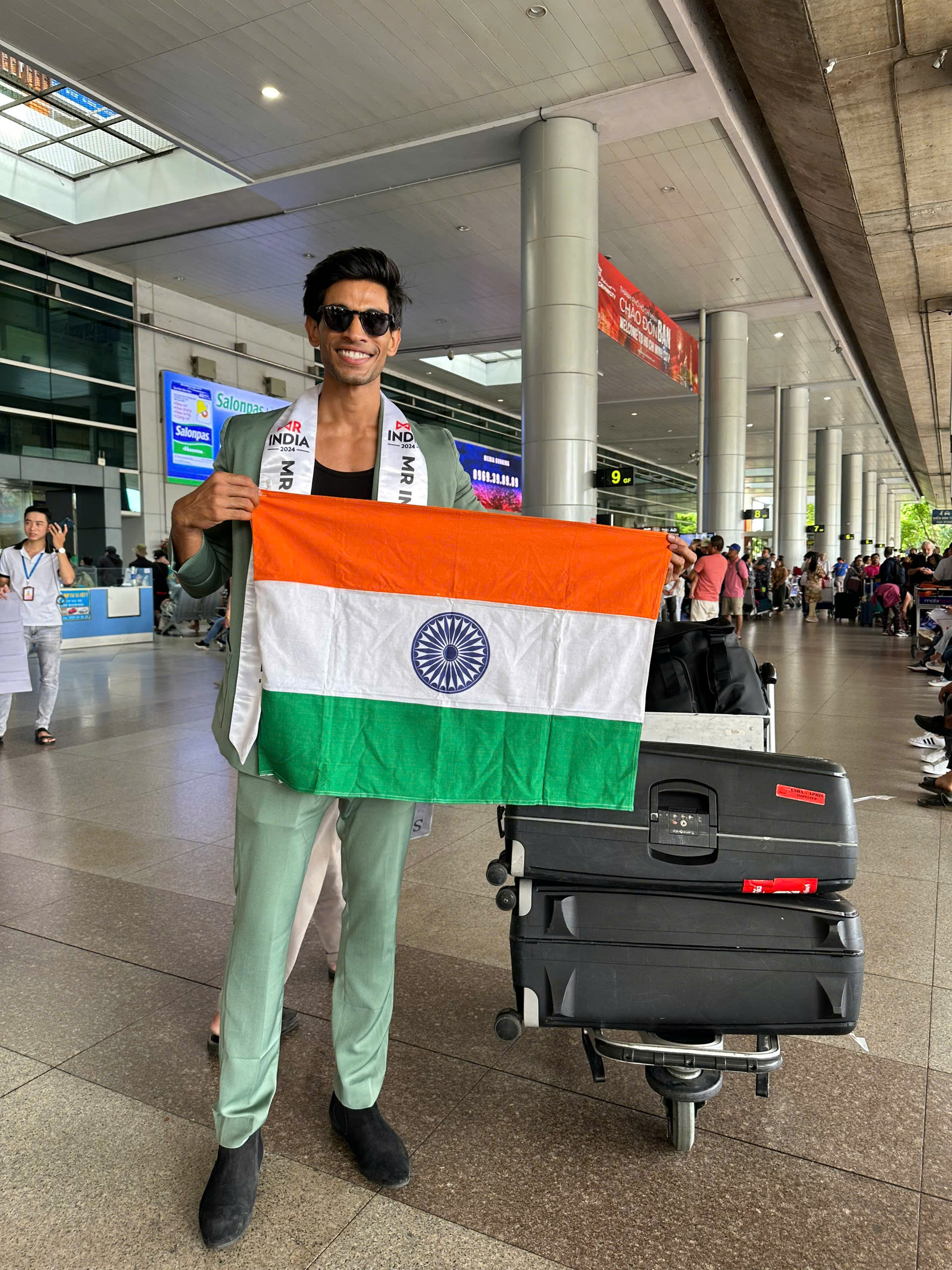 D&agrave;n nam vương điển trai đổ bộ về s&acirc;n bay T&acirc;n Sơn Nhất dự thi Mr World 2024- Ảnh 7.