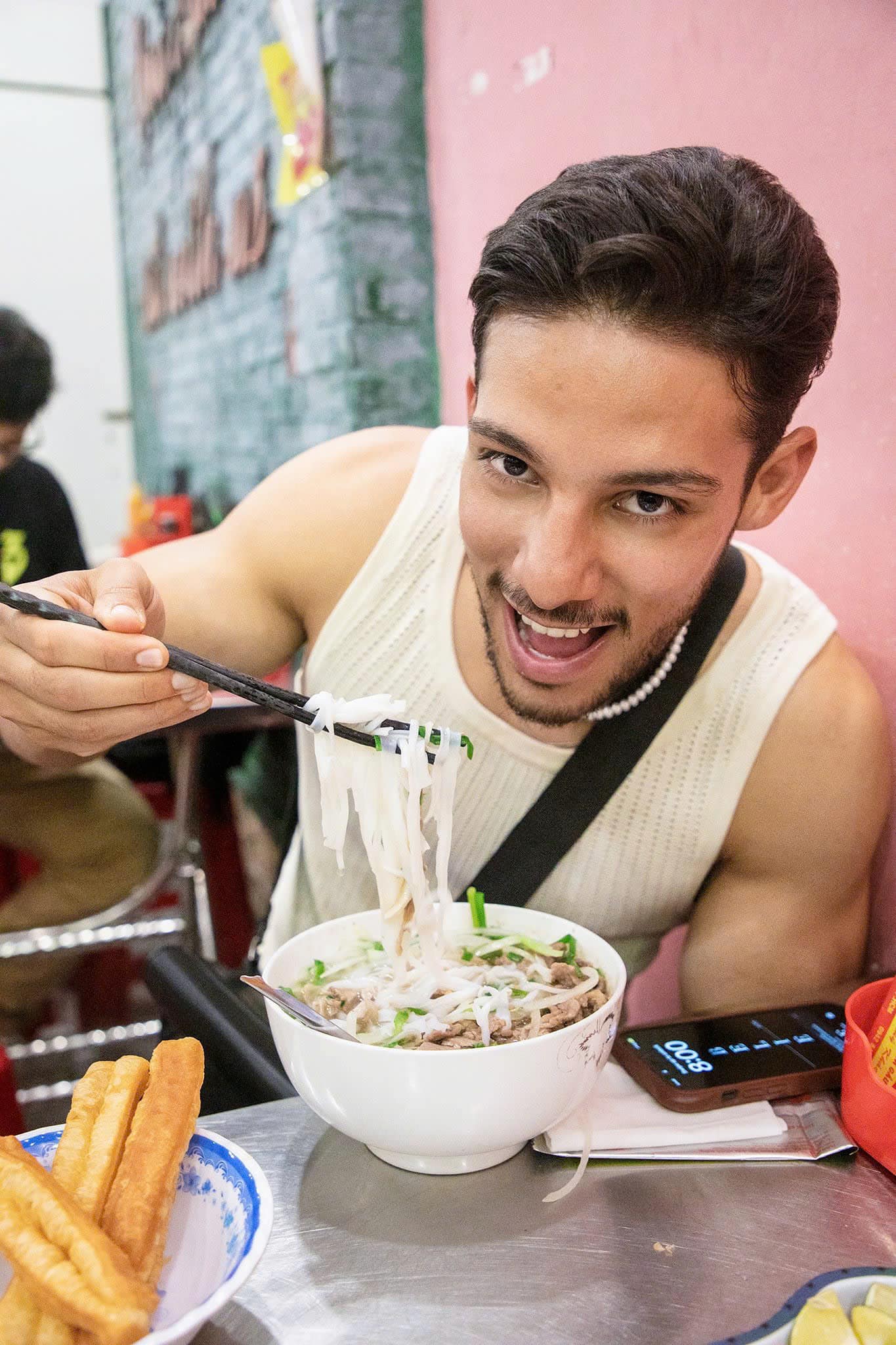 D&agrave;n nam vương điển trai đổ bộ về s&acirc;n bay T&acirc;n Sơn Nhất dự thi Mr World 2024- Ảnh 6.