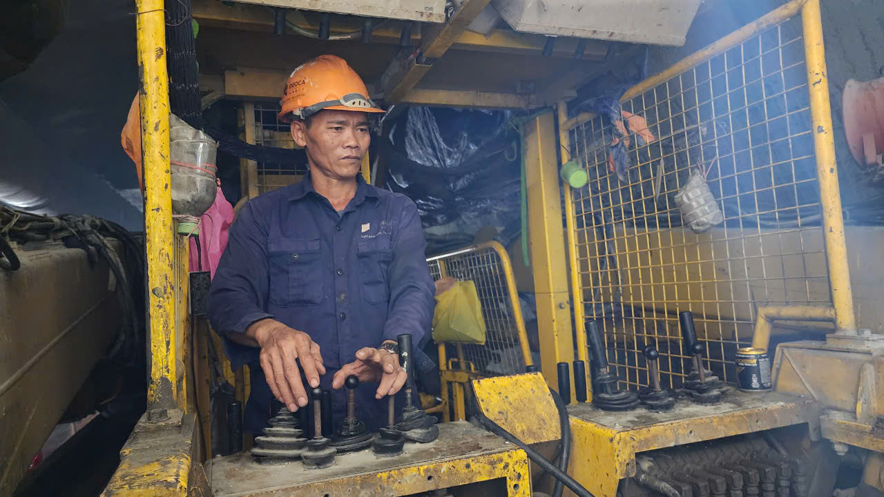 Cận cảnh đ&agrave;o n&uacute;i khoan hầm d&agrave;i nhất cao tốc Bắc - Nam- Ảnh 10.