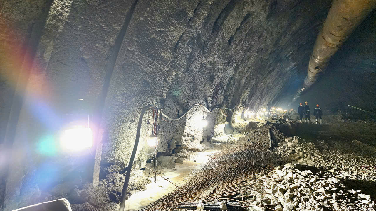 Cận cảnh đ&agrave;o n&uacute;i khoan hầm d&agrave;i nhất cao tốc Bắc - Nam- Ảnh 5.