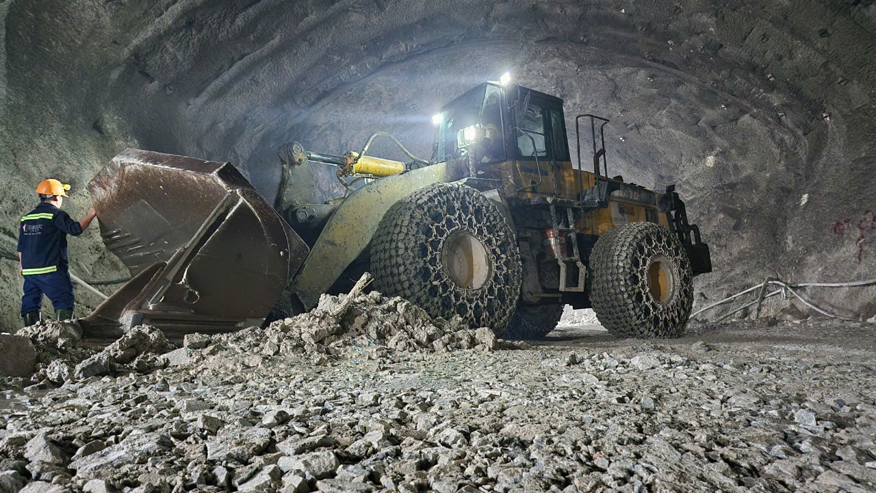 Cận cảnh đ&agrave;o n&uacute;i khoan hầm d&agrave;i nhất cao tốc Bắc - Nam- Ảnh 6.